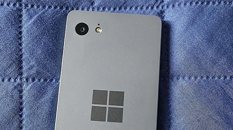 Microsoft створила власний Windows Phone ще до придбання Nokia – фото та відео